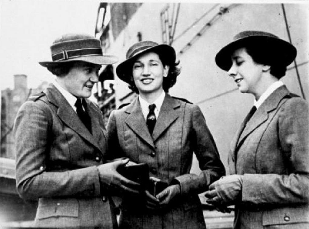 Military nurses leaving Sydney, January 1940. Photographer: Samuel J Hood Studio, ANMM Collection 00022326